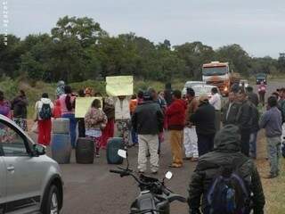 Bloqueio de indígenas na fronteira com Coronel Sapucaia provoca engarrafamentos durante o dia. (Foto: Gazeta News)