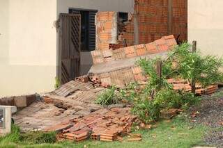 Muro de casa caiu por conta do vento. (Foto: Marcos Ermínio)