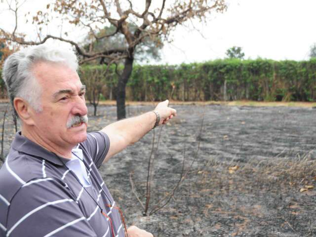  Queimada &agrave;s margens da BR-262 amea&ccedil;a ch&aacute;cara nos fundos de empresa