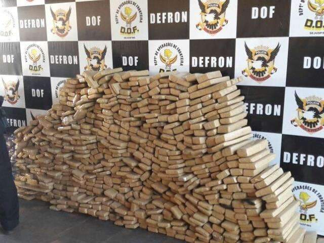 Carro abandonado &eacute; encontrado com 909 quilos de maconha na BR-267