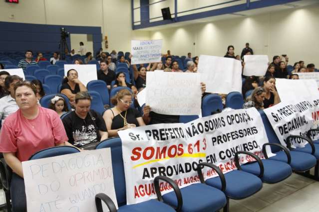 Ap&oacute;s press&atilde;o, Bernal convoca 211 professores de concurso de 2009