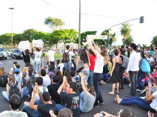 Estudantes protestam pedindo segurança e fecham Avenida Costa e Silva. (Foto: João Garrigó)
