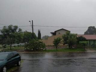 Céu &quot;desabou&quot; hoje em Amambai e tempo nublado é promessa de mais chuva. (Foto: Direto das Ruas)