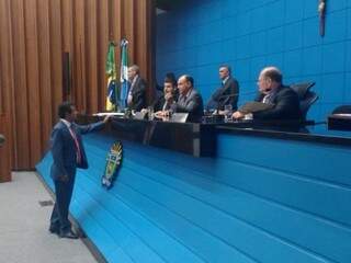 Deputado Amarildo Cruz (em pé) durante sessão desta quinta-feira (Foto: Leonardo Rocha)
