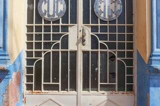 Além de quebrada, porta de vidro e ferro não é original, segundo arquiteta (Foto: Henrique Kawaminami)