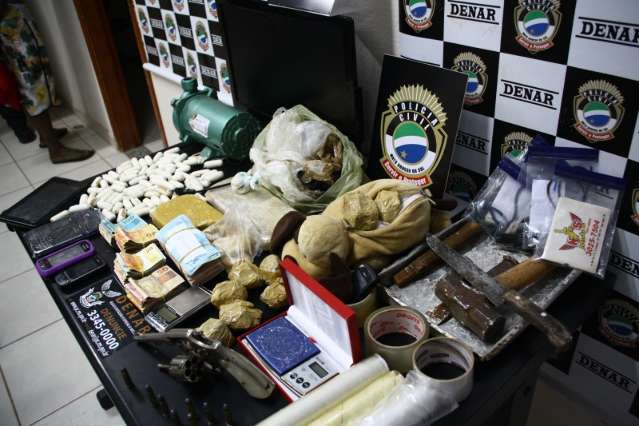 Pol&iacute;cia descobre quadrilha que distribu&iacute;a drogas e prende cinco