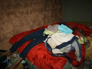 Corpo de mulher foi encontrado na cama de um dos quartos. (Foto: Ribeiro Júnior/Agora News)