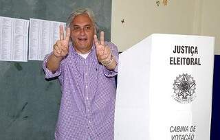 Delcídio vota em Corumbá e diz que sua campanha foi de propostas, sem ataques a adversários (Foto: Anderson Gallo/Diário Corumbaense)