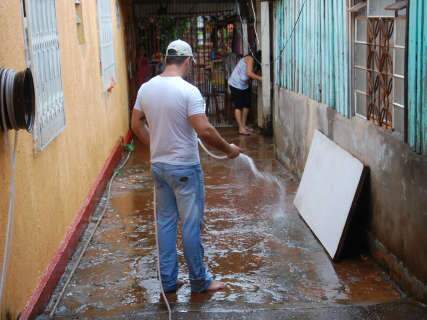  Moradores do Cabreúva reclamam de cena antiga: casas invadidas pela água