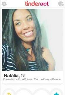 Na página, Natália é uma das solteiras, descrita como &quot;caseira&quot; e que curte &quot;vibe familiar&quot;.