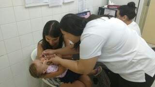 A pequena Sarah recebeu a imunização na UBS do Bairro Tiradentes. (Foto: Christiane Reis)
