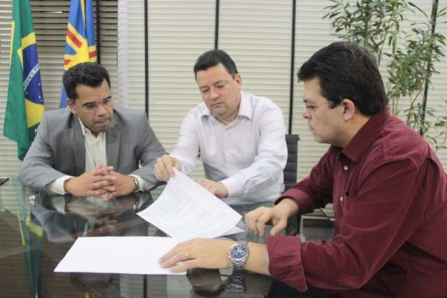 Olarte anuncia sacrif&iacute;cio e demite 232 funcion&aacute;rios em di&aacute;rio extra