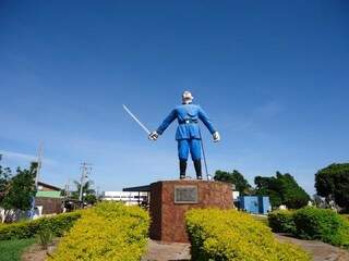 Estátua em homenagem ao Tenente da Cavalaria Antônio João, que lutou na Guerra do Paraguai. (Foto: Prefeitura de Antônio João)