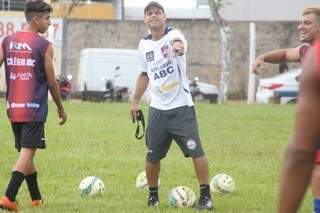 Treinador do União, Robert tem feito o time reagir no Campeonato Estadual (Foto: Marcos Ermínio)