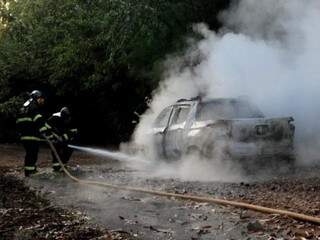 Após o crime, picape Fiat Toro foi incendiada pelos suspeitos do crime (Foto: Saul Schramm)