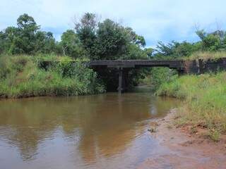 Córrego corre pela zona rural de Campo Grande, onde programa Manancial Vivo paga produtores de água. (Foto: Marina Pacheco)