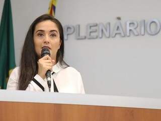 Pauliane Amaral discursou durante evento na Câmara Municipal de Campo Grande. (Foto: Marcos Ermínio)