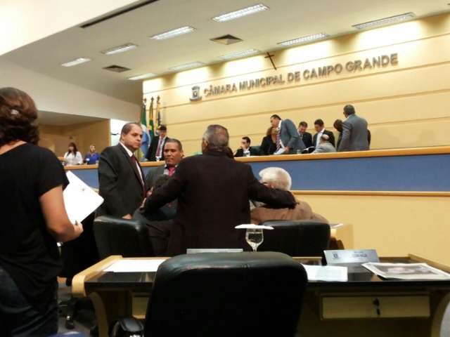 Vereadores derrubam nove vetos e &ldquo;ajudam&rdquo; Olarte em 39 projetos