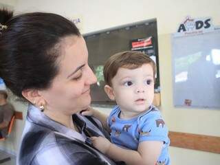 Natalie resolveu atualizar a carteira de vacinação do filho André de um ano (Foto: Marina Pacheco)
