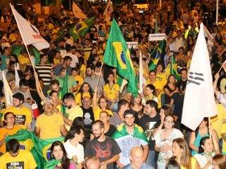 Manifestação na Avenida Afonso Pena durante a noite de quarta-feira (Foto: Marcos Ermínio)