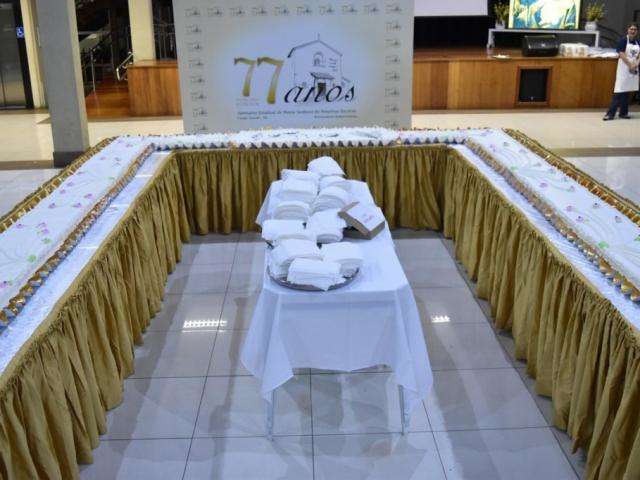 Santu&aacute;rio celebra anivers&aacute;rio com casamento, bolo gigante e corrida