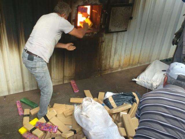 Pol&iacute;cia incinera mais 8,6 toneladas de drogas e chega a 98 mil quilos no ano