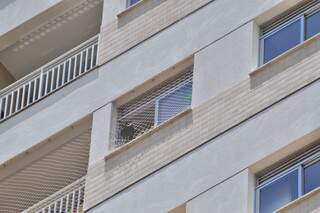 Tela da janela de onde menino caiu foi cortada. (Foto: João Garrigó)