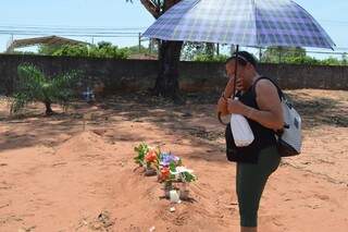 Catarina da Silva Rodrigues se emociona ao chegar no túmulo do marido que faleceu há 25 dias (Foto: Alana Portela)
