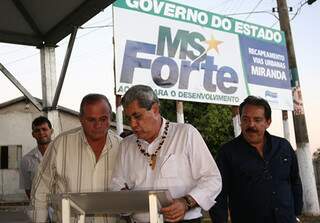 Governador entrega as chaves de 50 casas em Miranda. (Foto: Divulgação)