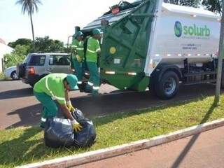 Equipe trabalhando na coleta de lixo em Campo Grande (Foto: Simão Nogueira/Arquivo)