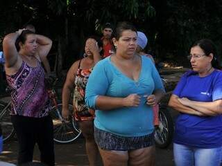 Moradores reclamam a falta de placas de sinalização e pintura de faixas. (Foto: Alcides Neto)