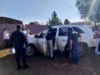 Policiais ao lado do carro do médico executado nesta tarde em Pedro Juan Caballero (Foto: Candido Figueredo/ABC Color)