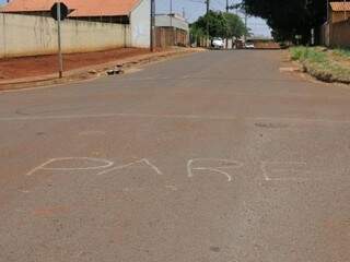 Na Vila Nasser, moradores têm que improvisar a sinalização das vias. (Foto: Alcides Neto) 