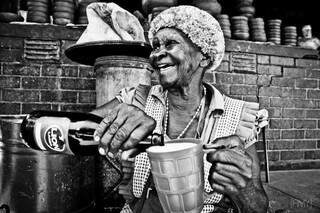 Senhora pedindo cerveja em um mercado de Zimbabwe. (Foto: Angelina Megumi Yamada)
