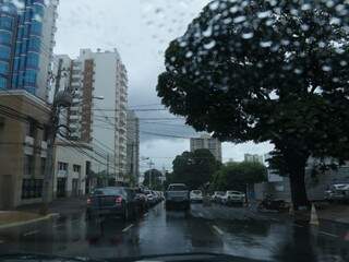 Registro do começo da tarde chuvosa, na Rua Dom Aquino, centro de Campo Grande. (Foto: Kísie Ainoã).