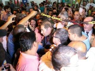 Bernal é recepcionado por multidão no aeroporto (Foto: Fernando Ricardo Ientzsch)
