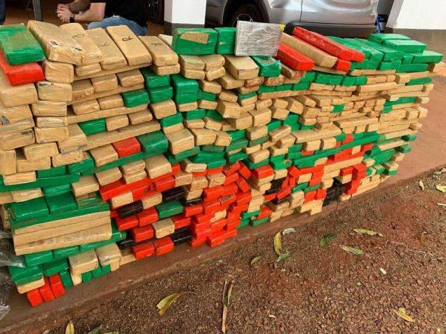 Carro roubado no DF &eacute; apreendido com quase meia tonelada de maconha e skunk