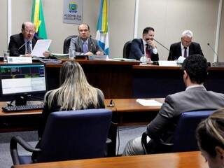 Deputados Enelvo Felini (PSDB), José Carlos Barbosa (DEM), Renato Câmara (MDB) e Cabo Almi (PT), durante reunião da CCJR (Foto: Luciana Nassar/ALMS)