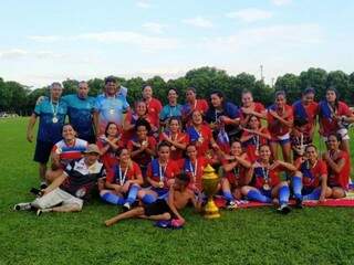 Meninas da Serc com medalhas e troféu de campeãs sul-mato-grossense (Foto: Federação Estadual de Futebol/Divulgação)
