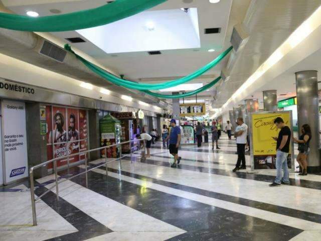 Ventos fortes atrasam pouso e decolagem de duas aeronaves no aeroporto 