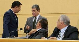 Presidente João Rocha (ao centro) conversa com Flávio César (à esquerda) e Carlão (sentado) observado pelo André Scaff, procurador jurídico da Câmara. (Foto: Divulgação/Izaias Medeiros)