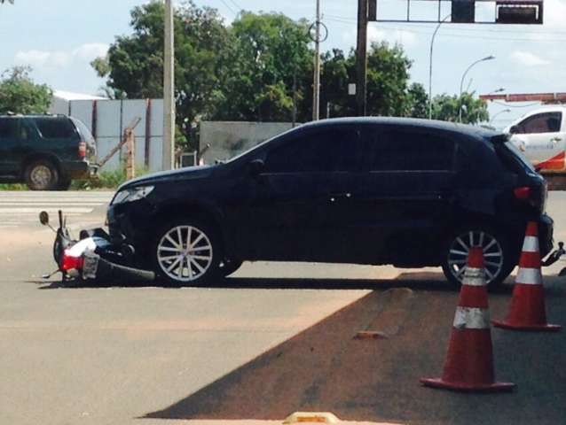 Carro vai parar em cima de moto ap&oacute;s batida no Jardim Veraneio