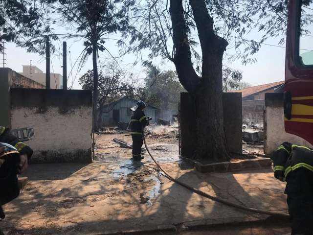 M&atilde;e e filha de 5 anos sofrem queimaduras durante inc&ecirc;ndio em casa de madeira