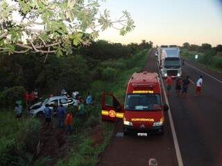 Colisão entre Nova Casa Verde e Nova Alvorada do Sul deixou feridos; veículo teria invadido a contramão. (Foto: Alvorada Informa)