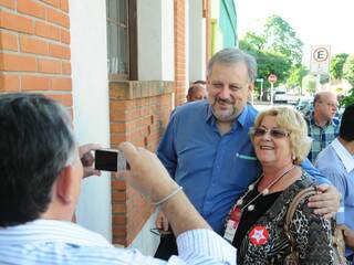 Militantes do partido tiraram fotos com o deputado federal paulista na entrada do prédio onde acontece o evento (Foto: Rodrigo Pazinato)