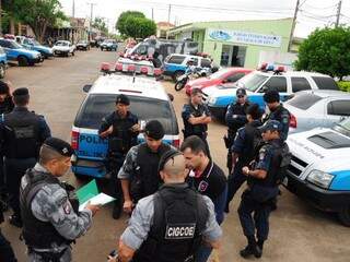 Operação da PM nas Moreninhas prendeu 8 pessoas e apreendeu um adolescente. (Foto: Rodrigo Pazinato)
