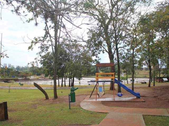Em dia chuvoso, recupera&ccedil;&atilde;o de lago do Parque das Na&ccedil;&otilde;es Ind&iacute;genas tem pausa