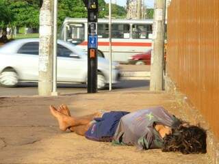 Morador de rua dormindo na frente de condomínio na avenida Afonso Pena (Foto: André Bittar)
