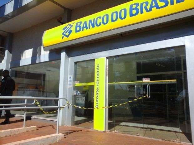 Ag&ecirc;ncia banc&aacute;ria &eacute; invadida e ladr&otilde;es tentam arrombar caixa eletr&ocirc;nico