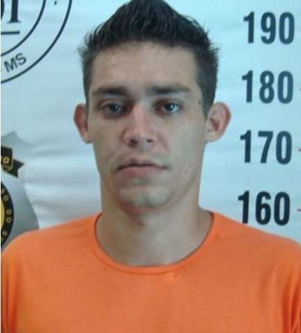 Homem &eacute; preso ap&oacute;s vender drogas em casa ao lado de delegacia